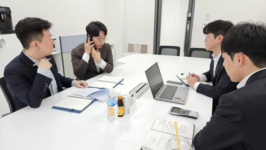 감정평가 수수료를 산정하는 감정평가사 4인의 실제 업무모습