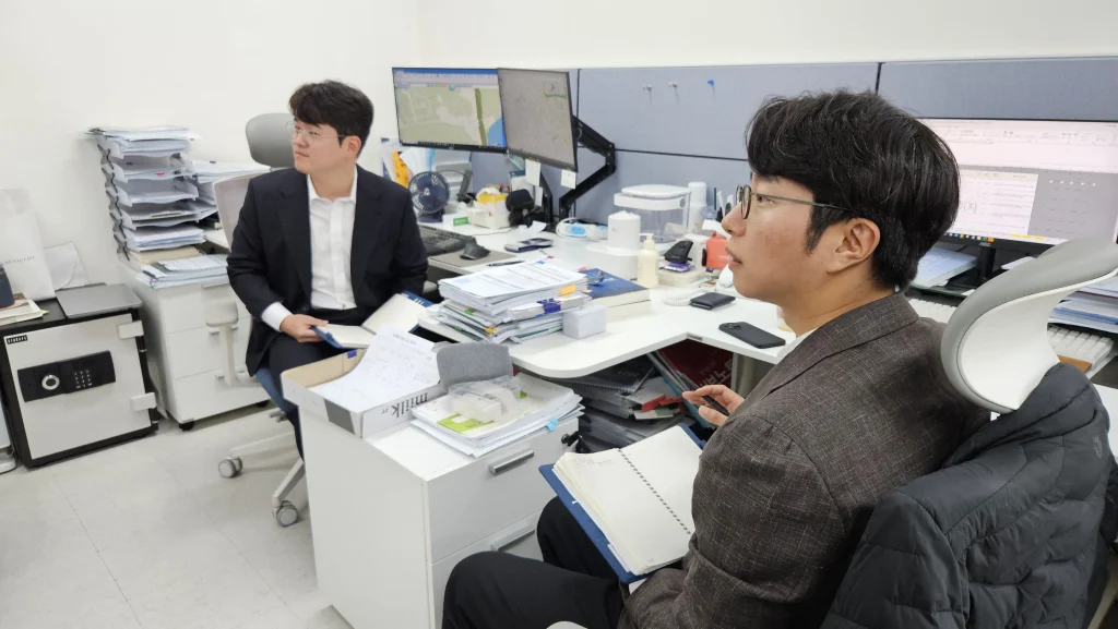 탁상감정 진행중인 감정평가사의 모습